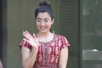 এমন মুগ্ধ ব্যবহারে প্রশংসায় ভাসছেন রশ্মিকা