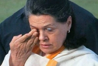 সোনিয়া গান্ধীর নাক দিয়ে রক্ত ঝরছে!