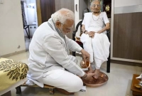 মায়ের শততম জন্মদিনে পা ধুইয়ে আর্শীবাদ নিলেন মোদি