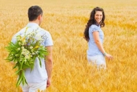 মেয়েরা ভালোবাসার কথা মুখে না বললেও যে ৮টি সংকেত দেয়!