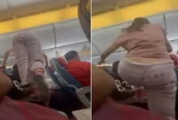 যুবতীর ঘৃর্ণ কাজ প্লেনের ভেতর! যা দেখে সকলেই চমকে ওঠেন!