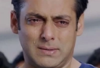 পূর্বের যে ঘটনা বলেই কাঁদলেন সালমান খান