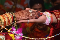 যে মিথ্যা কথাটি স্ত্রীর সঙ্গে বলা জায়েজ