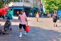 ফুরফুরে মেজাজে রাস্তায় ঘুরে শপিংয়ে ব্যস্ত বিরাট কোহলি