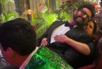 ফারহা খানের কোলে বসে এ কি করলেন অভিষেক বচ্চন!