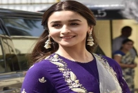  আলিয়ার পাশে দাঁড়ালেন পাকিস্তানের নায়িকারা