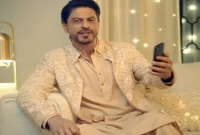 শাহরুখ খানের মোবাইলের দাম জানলে আঁতকে উঠবেন!