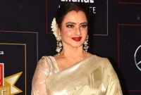 সেই কারণেই আজও বিলাসবহুল জীবন কাটাতে পারেন রেখা