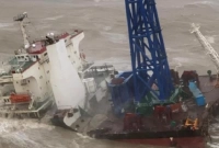  ঘূর্ণিঝড়ের সময় দুই ভাগে ভেঙে গেল জাহাজ, ১২ মরদেহ উদ্ধার