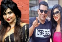 লজ্জায় মুখ ঢাকলেন অভিনেতা!