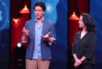 হলভর্তি দর্শকের সামনেই শাহরুখকে অসম্মান শিক্ষিকার