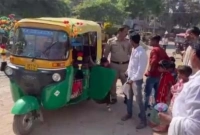 এক অটোয় ২৭ জন যাত্রী! হতবাক পুলিশ