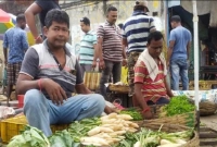 সকাল ও বিকালে সবজি বিক্রি করেন কাউন্সিল, দুপুর ও সন্ধ্যার পর জনসেবা