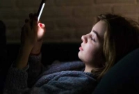 জানেন কি নারীরা রাত জেগে ফোনে কি করে?