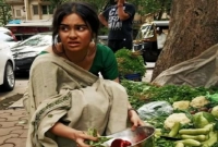 কী হল অভিনেত্রী আদা শর্মার? রাস্তায় বসে সবজি বিক্রি!