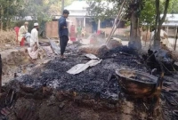 অলৌকিক আগুন! রাত এলেই গ্রামের লোকজনের মধ্যে আতঙ্ক