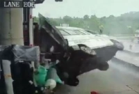 বৃষ্টিভেজা টোলপ্লাজায় বেসামাল অ্যাম্বুল্যান্সের সজোরে ধাক্কা, মৃত ৪