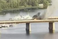 সেতুর ওপর জ্বলছে ট্রেন! জানলা ভেঙে নদীতে যাত্রীর ঝাঁপ