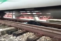 তরুণীর উপর দিয়ে ট্রেন গেলেও অলৌকিকভাবে বেঁচে গেছেন তিনি!