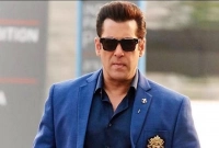 তড়িঘড়ি থানায় ছুটলেন সালমান খান, দানা বাঁধছে রহস্য!