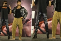 মঞ্চে হাওয়াই চটি পায়ে বিজয় দেবরাকোন্ডা, দাম জানলে চমকে যাবেন!