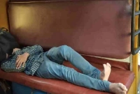 ট্রেনে উঠেই ঘুম, পরদিন সকালে ঘুম ভাঙতেই হতবাক যাত্রী