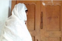 বিয়ের দাবিতে এসএসসি পরীক্ষার্থীর বাড়িতে দুই সন্তানের জননী