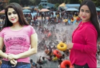 তাকে দেখেই সবাই চিৎকার করে বলতে থাকেন 'আগুন আগুন'