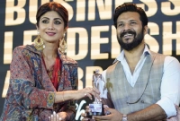 শিল্পা শেঠির কাছ থেকে বিশেষ সম্মাননা নিলেন নিরব