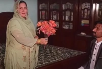 বাড়ির পরিচারকের প্রেমে পড়ে বিয়ের প্রস্তাব অভিজাত মহিলার