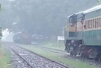 রাজশাহীতে এক লাইনে মুখোমুখি দুই ট্রেন