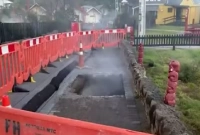  তাজ্জব ঘটনা, হঠাৎ ফুটপাতে বাষ্প-গর্ত, তলিয়ে গেলেন নারী!