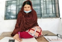 পা দিয়ে লিখে বিশ্ববিদ্যালয়ে চান্স পেলেন তামান্না