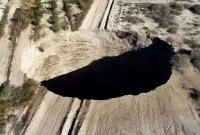 ৬৫০ ফুট গভীর গর্ত নিয়ে উত্তাল নেটদুনিয়া, হতবাক বিজ্ঞানীরা