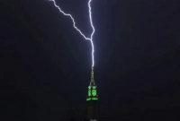  বজ্রপাত পবিত্র নগরী মক্কার ক্লক টাওয়ারে! 