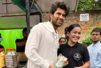 সেই আলোচিত গ্র্যাজুয়েট চা-ওয়ালীর দোকানে বিজয়