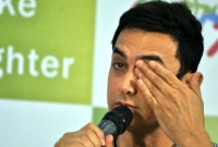 পরিবারের সেই অসহায়ত্বের কথা বলতে গিয়ে কাঁদলেন আমির খান