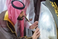 নিজ হাতে কাবা শরীফ পরিষ্কার করলেন সৌদি যুবরাজ