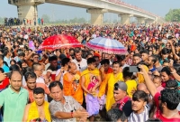 উৎসবের আমেজে পূর্ণভবা নদীর দুই তীরে উপচে পড়া ভীড়