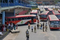 বাসস্ট্যান্ডে দুই ‘প্রেমিকার’ ঝগড়ার মধ্যে প্রেমিক যা করল