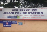 থানার সামনে স্ত্রীর সঙ্গে ঝগড়া, অতঃপর যা করলেন স্বামী