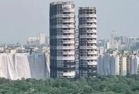 মাত্র ৯ সেকেন্ডেই মাটিতে মিশে গেল ৪০ তলা জোড়া ভবন (ভিডিওসহ)