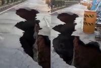 হঠাৎ করে ব্যস্ত রাস্তায় ১৫ ফুট লম্বা গর্ত