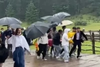 বাগদানের মুহুর্তেই বজ্রপাত, হবু স্ত্রীর পাশে দাঁড়িয়েই যুবকের মৃত্যু!