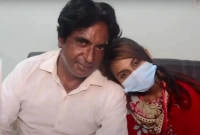 সুরেলা কণ্ঠের গানে মুগ্ধ, ১৮ বছরের তরুণীকে বিয়ে বৃদ্ধের