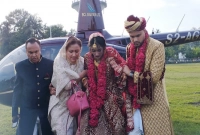 ডাক্তার দম্পতি বিয়ে করলেন হেলিকপ্টারে চড়ে  