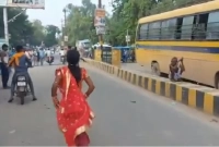 রাস্তা দিয়ে রুদ্ধশ্বাসে বরের দৌড়, পিছনে ধাওয়া করছেন তরুণী অতঃপর...(ভিডিও)