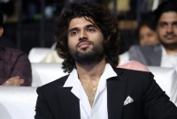 নিজের সিনেমার এই অবস্থা দেখে কেঁদে ভাসালেন বিজয় দেবরকোন্ডা