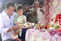 গণেশ পুজায় ফুরফুরে মেজাজে আরতি করলেন সালমান