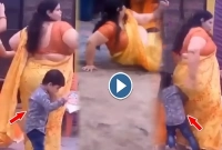 বিয়ে বাড়িতে আন্টির উদ্যম নাচের শিকার ছোট শিশু!